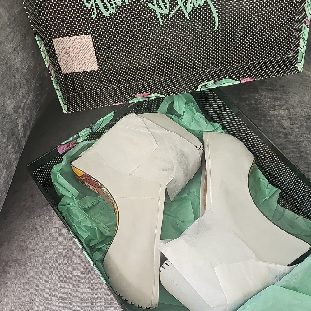 Unique Taylor SAys Platform - Picture 2 of 6